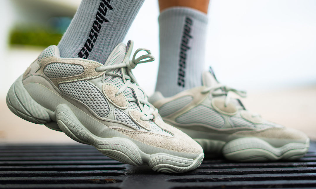 百搭配色出现，Yeezy 500 “Salt” 上脚照预览