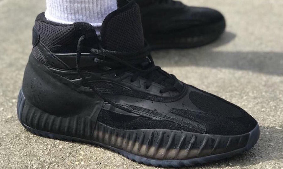 抢先预览 YEEZY 篮球鞋 Triple Black 配色