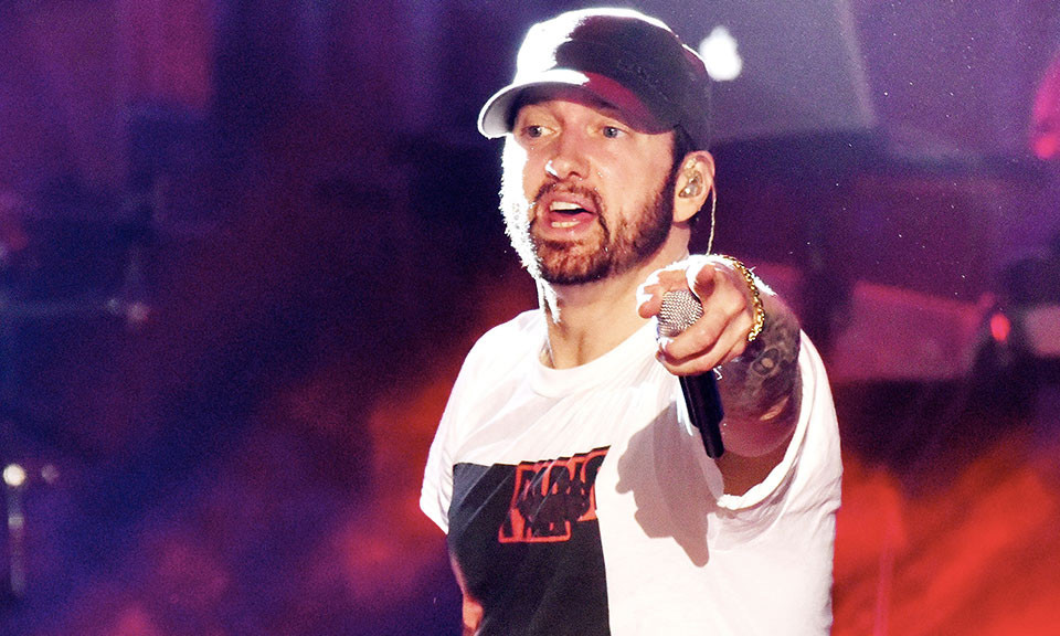Eminem 用一张海报回击乐评家们的 “差评”