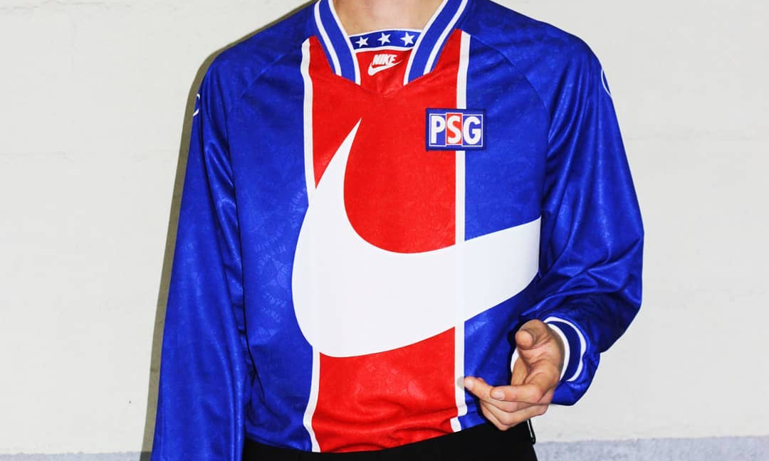 94/95 赛季的巴黎圣日耳曼复古球衣，被改造后更时髦了