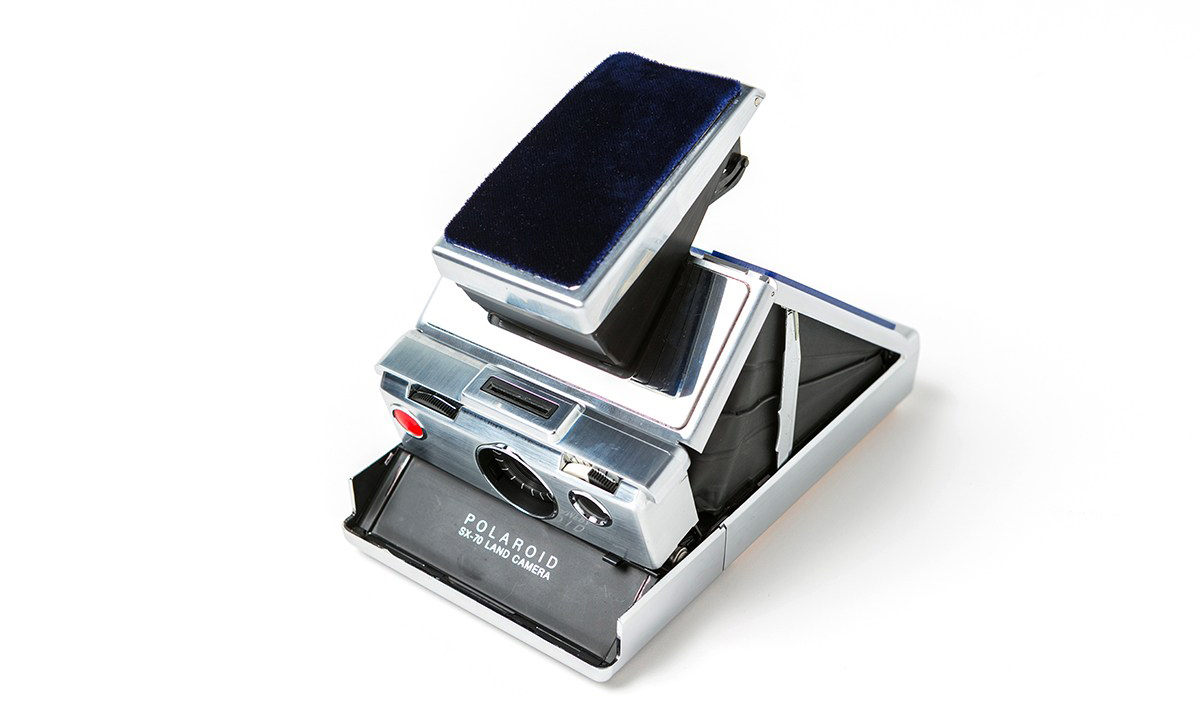 sacai 与 Polaroid 打造了一款联名版 SX-70 拍立得