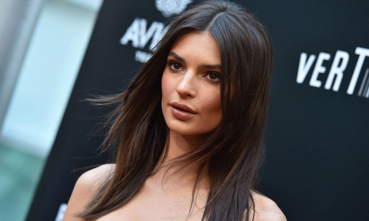 模特兼演员 Emily Ratajkowski 因抗议而被逮捕