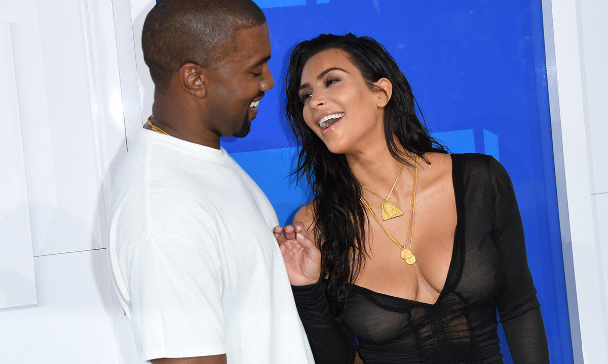 宠妻狂魔！Kim Kardashian 正式成为 YEEZY 股东之一