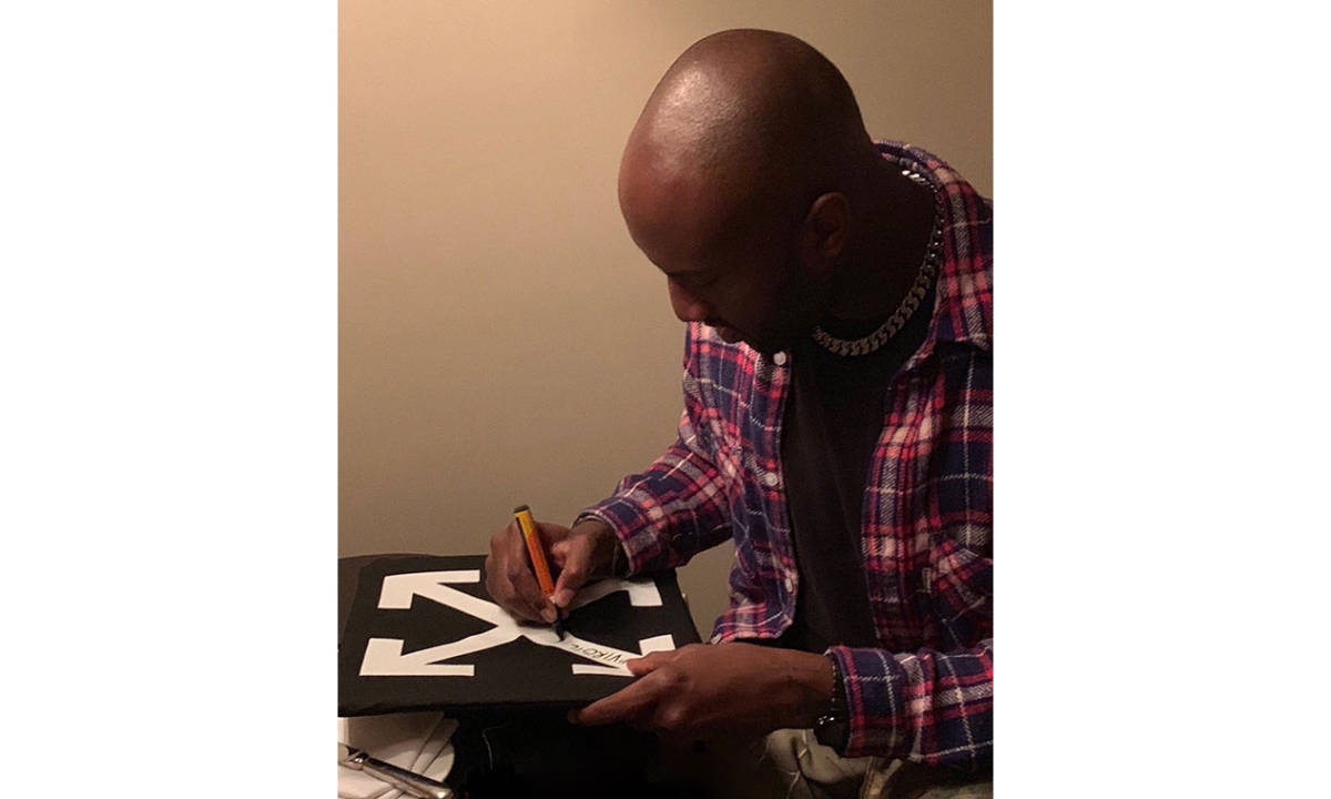 Virgil Abloh 亲签 Off-White™ x RIMOWA 行李箱现正拍卖