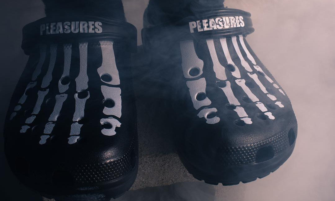 PLEASURES 新的合作对象竟然是 “洞洞鞋” Crocs