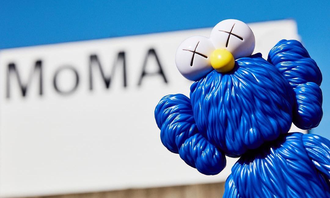 MoMA 将再次发售 “KAWS：BFF” 蓝色及黑色版本公仔