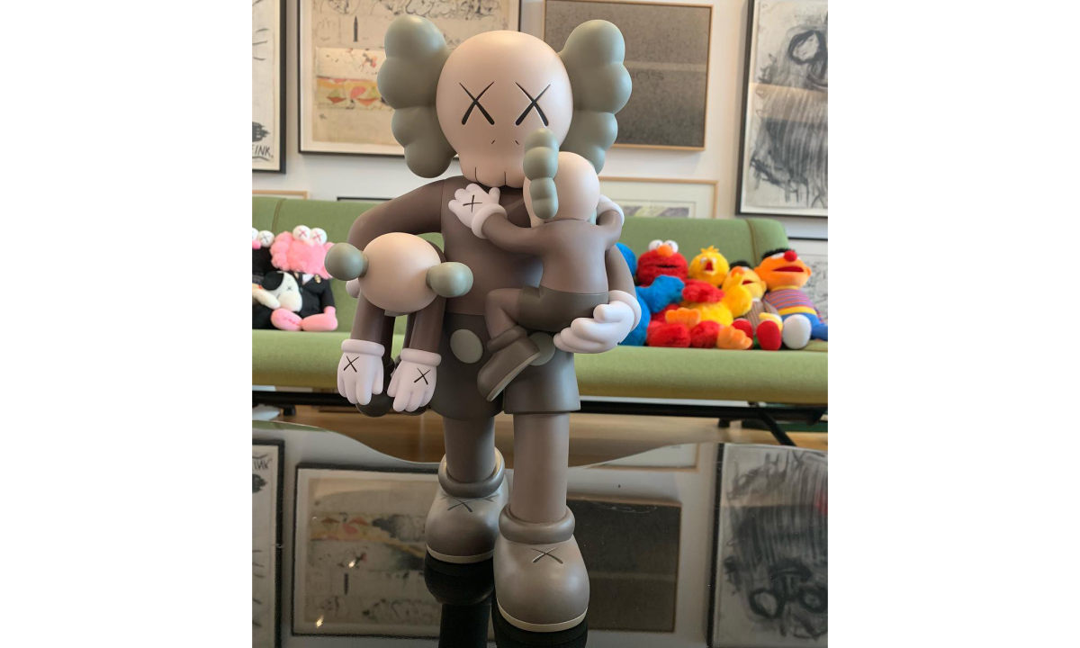 KAWS 再出新玩偶，“CLEAN SLATE” 或将于近期登场