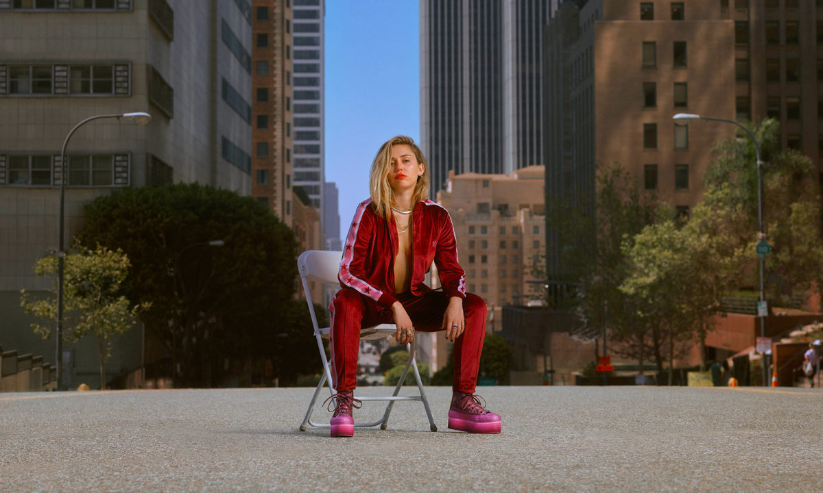 前卫依旧，Miley Cyrus x CONVERSE 假日联名系列开售