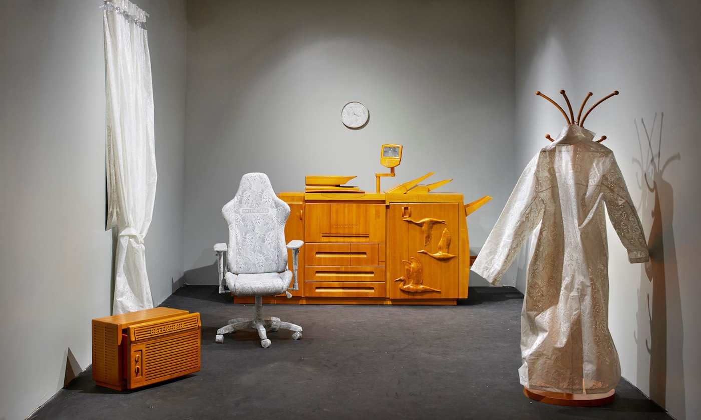 这位艺术家打造了一个到处都是 BALENCIAGA 牌家具的办公室