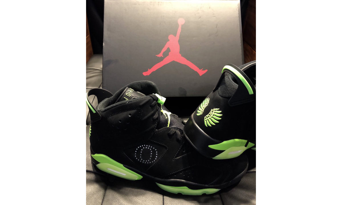 Oregon Ducks 橄榄球队收到专属配色 Air Jordan VI