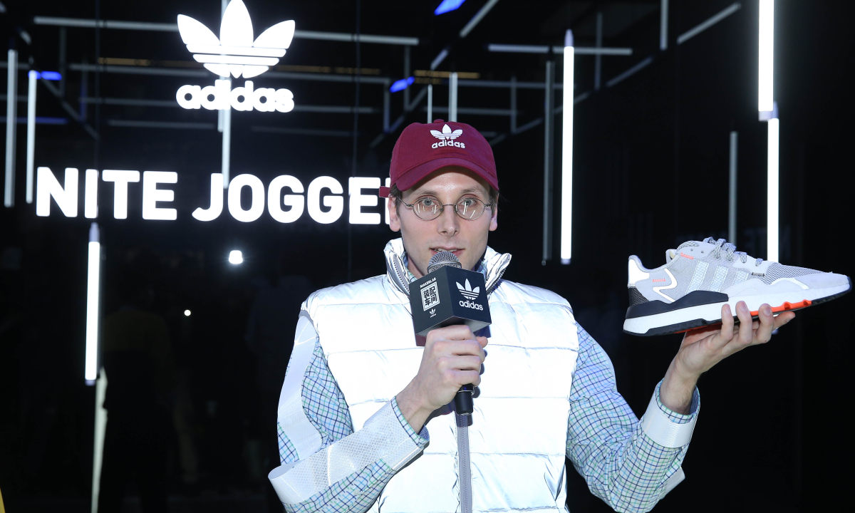 adidas Originals 找来了一位 “书呆子” 测试新鞋款…