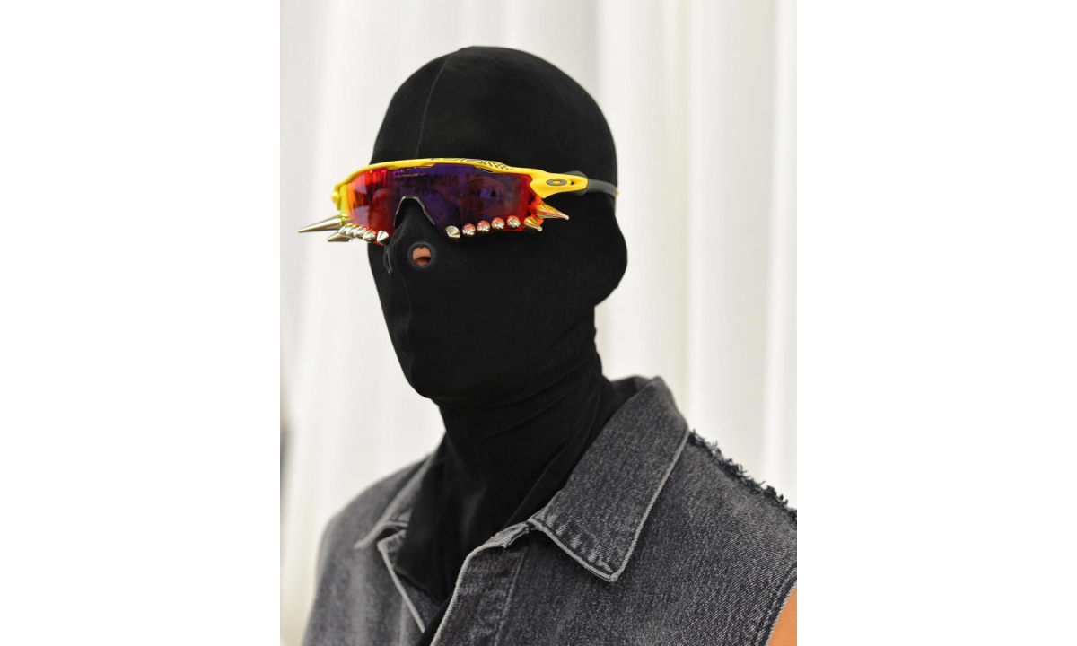 VETEMENTS x OAKLEY 铆钉墨镜现已开启预售