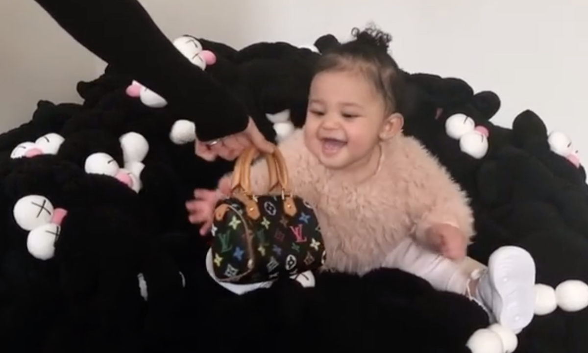 Travis Scott 为爱女添置的新玩具，竟然是这把 “Banquete KAWS” 椅子