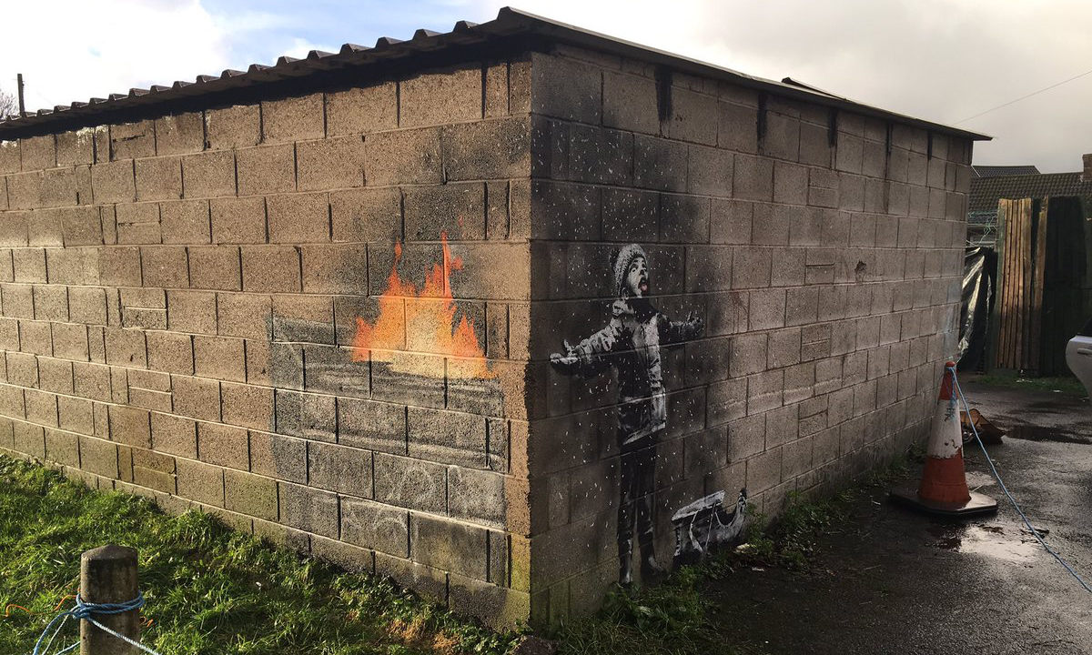Banksy 在英国威尔士镇的新作正在毁掉仓库主的生活？
