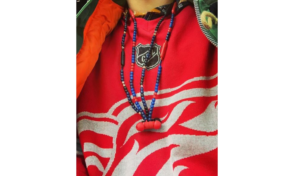 配饰与耳机的完美结合？sacai 带来与 Beats 推出的 “串珠” 耳机