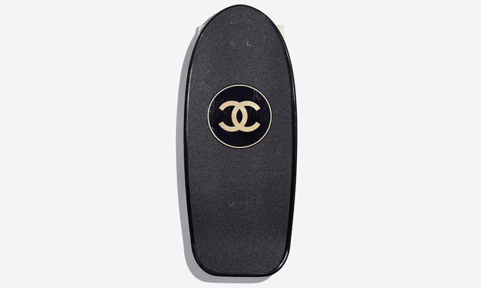 Chanel 发布价值 7,700 美元的滑板以及 8,900 美元的冲浪板