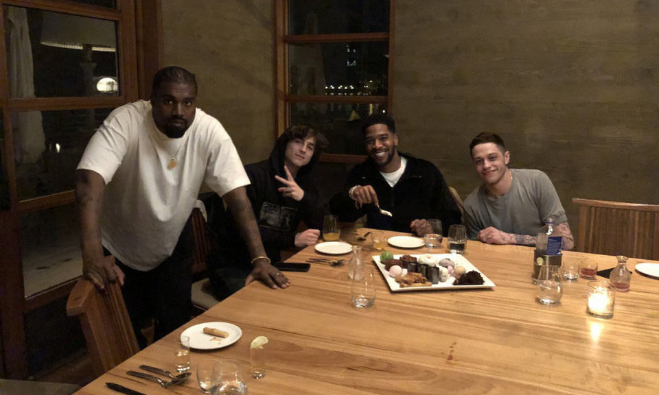 Kanye West、Timothée Chalamet、Pete Davidson 一起为 Kid Cudi 庆生