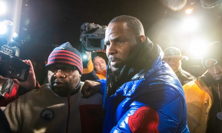 美国 R&B 歌手 R. Kelly 因十项性侵罪名被逮捕