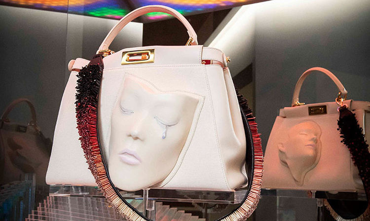庆祝 Fendi Peekaboo 十周年，台北 101 展出名人设计限量合作款