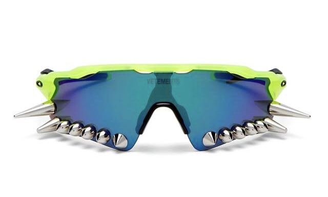 VETEMENTS x OAKLEY 联名铆钉墨镜正式发售