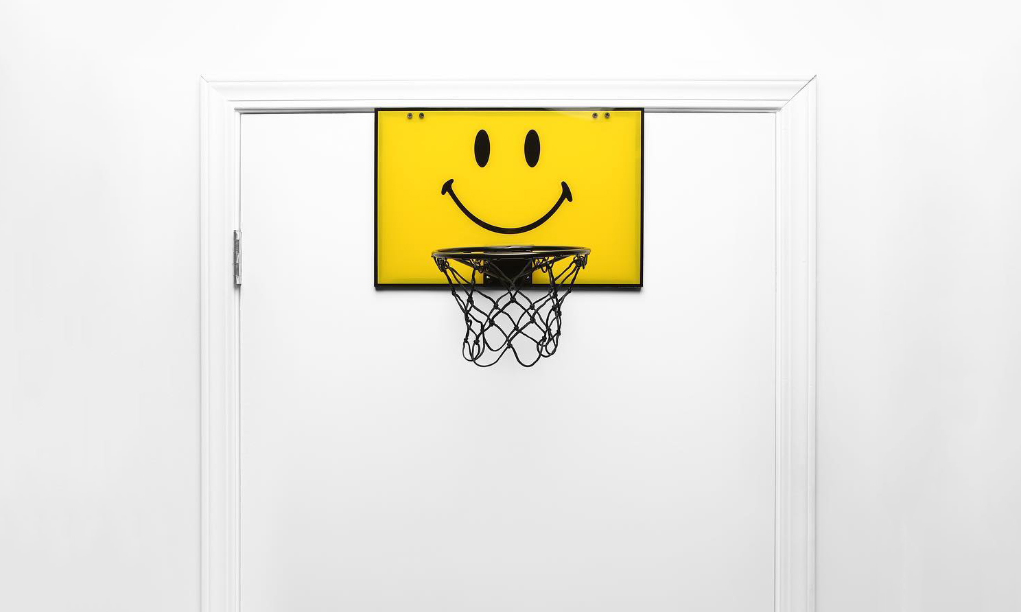 Chinatown Market 推出 “笑脸” 迷你篮球框
