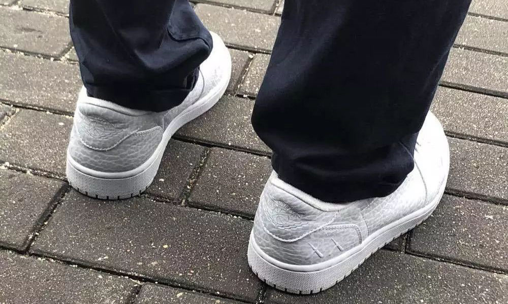 KAWS 再次穿着合作款 Air Jordan I Low PE 亮相