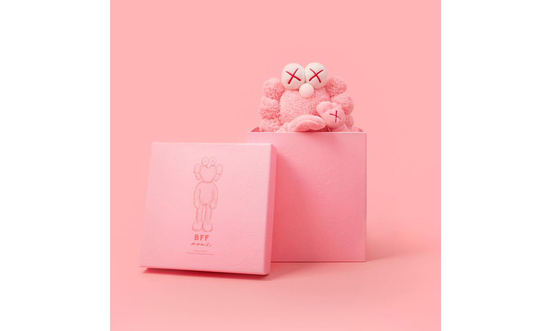Dior 亲民版？KAWS 宣布粉色 BFF 毛绒玩偶将于明日发售