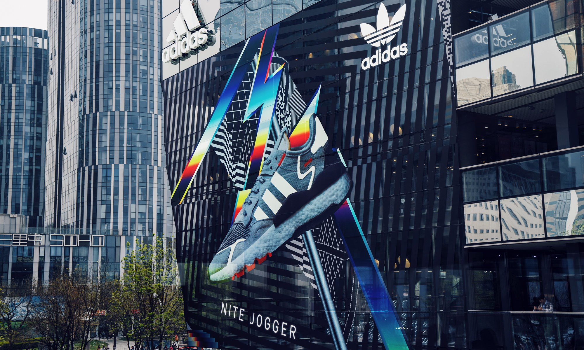 这周末，adidas 三里屯店成为了 “打卡” 新地标