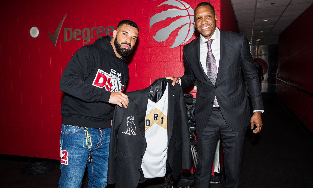 Drake 获猛龙队官方赠送超奢侈钻石夹克