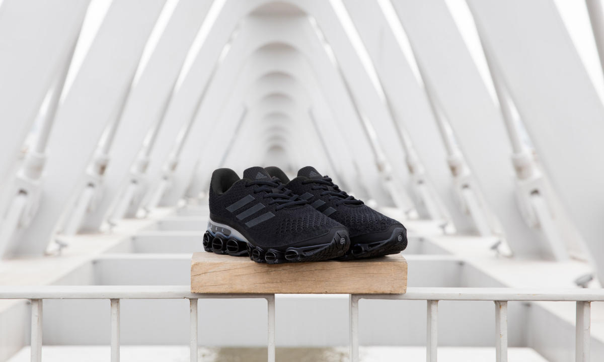 前卫复古在碰撞，adidas MicroBOUNCE 系列跑鞋焕新归来