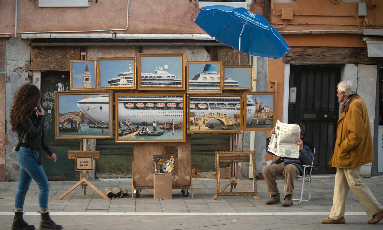 Banksy 于威尼斯双年展期间临时渡口旁设展