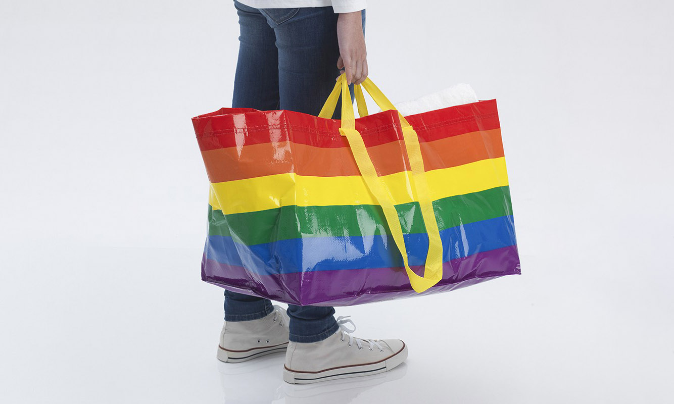 支持同志骄傲月，IKEA 将标志性购物袋更新为彩色