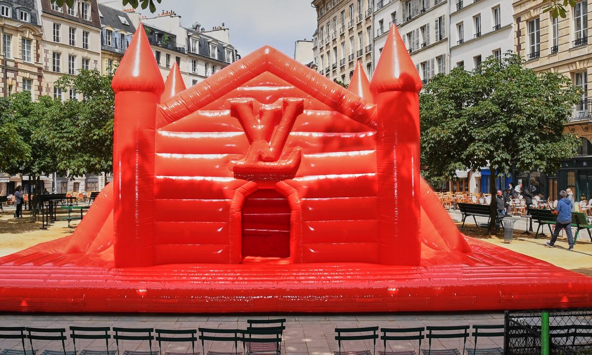 Louis Vuitton 为了男装发表，造了一座游乐园