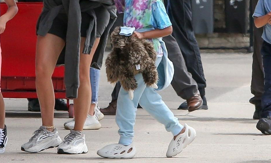 Kanye West 又为 Yeezy 设计出了 “洞洞鞋”？
