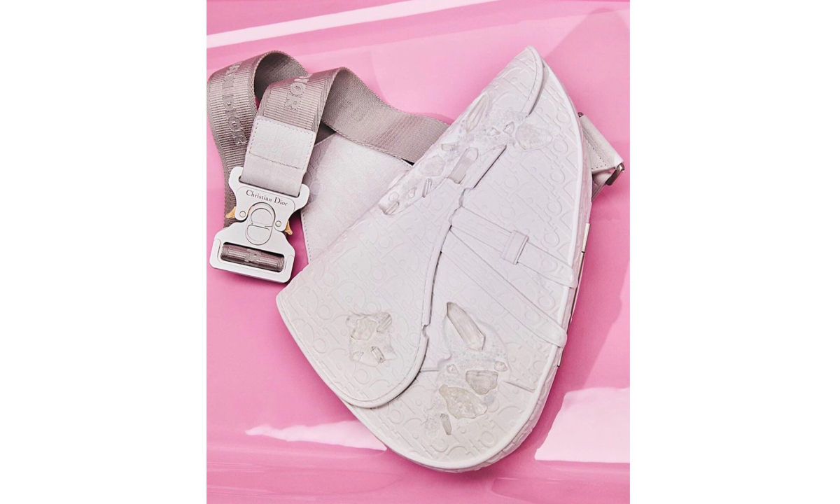 Kim Jones 展示 Daniel Arsham x Dior 马鞍包