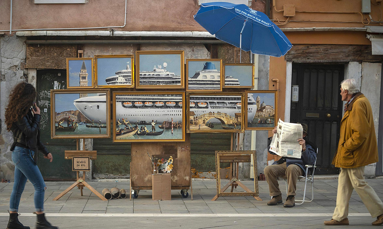 Banksy 于威尼斯街头展出 9 幅画，谴责当地旅游业