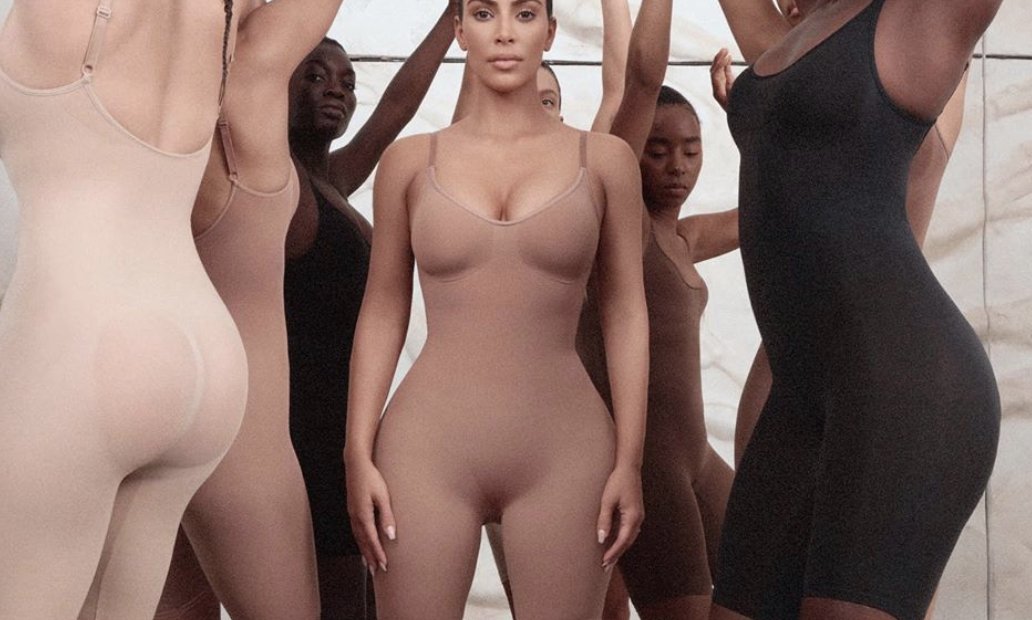 Kim Kardashian 命名其塑身衣系列 “和服” 引发热议