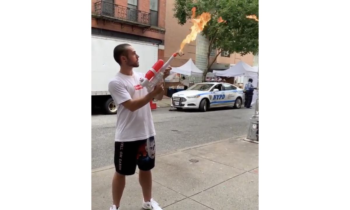 本周发售的 Supreme 水枪，还能喷火？