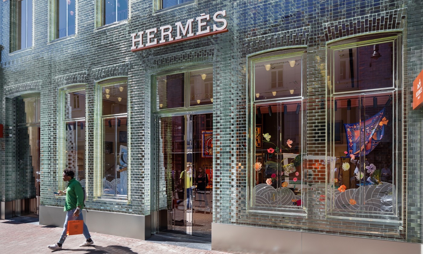 Hermès 在阿姆斯特开了一家 “水晶屋”