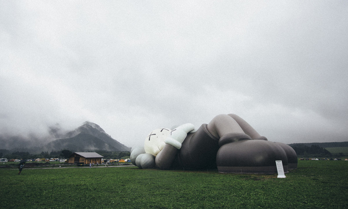 这个周末，和 KAWS 一起在富士山露营