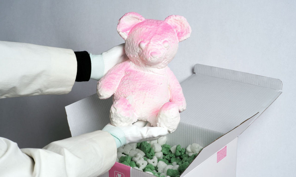 Daniel Arsham 推出全新 PINK CRACKED BEAR 雕塑
