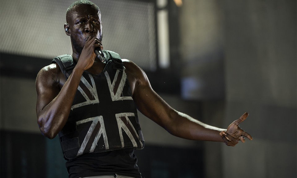 Banksy 为 Stormzy 在 Glastonbury 的演出特别设计防弹背心