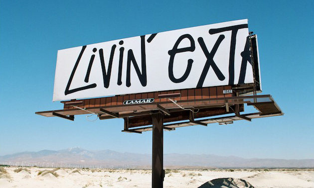 Stüssy 以 “Livin Extra Large” 为标语在加州设立大型广告牌