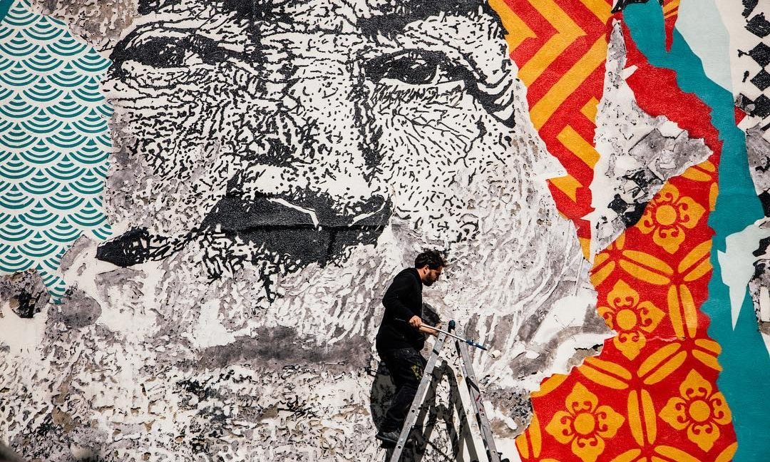 对话街头艺术家 Vhils：在城市 “破坏” 中捕捉人文印记