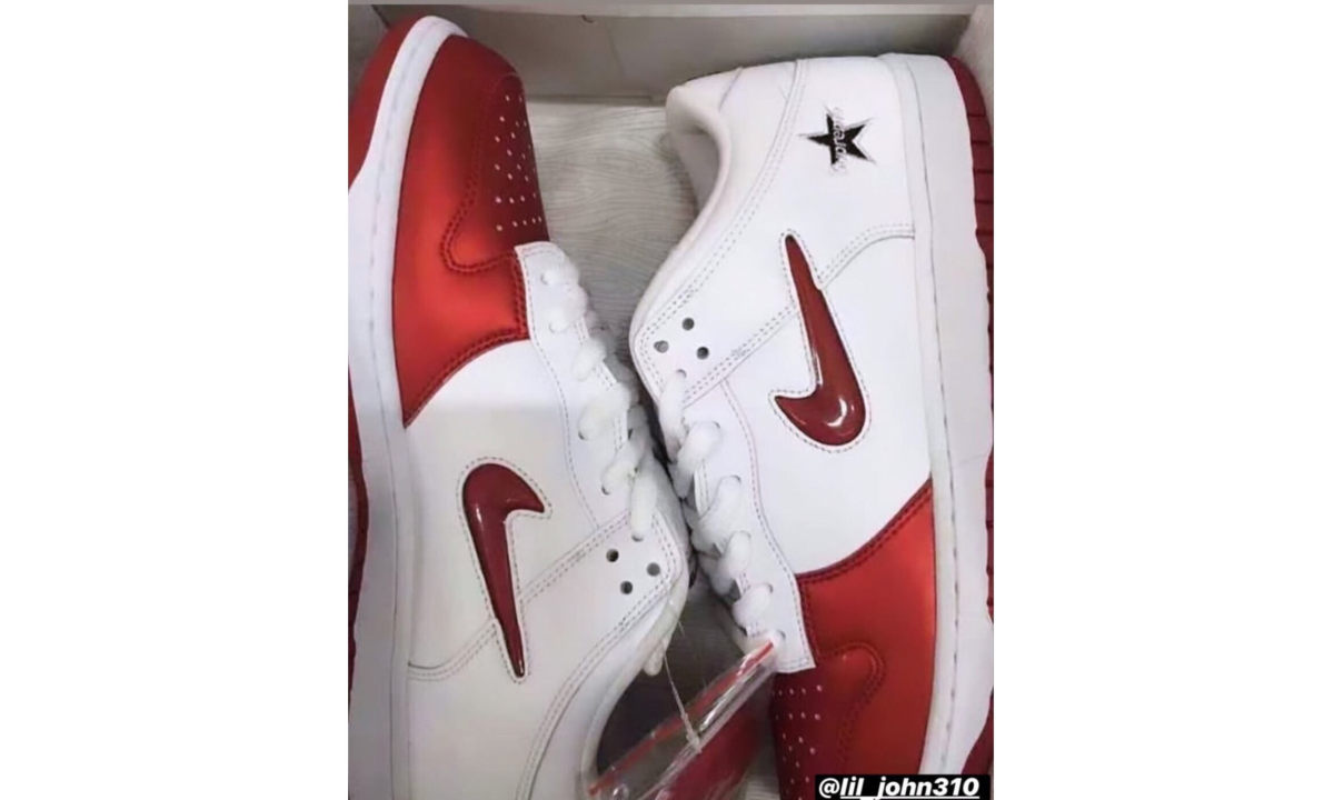 Supreme x Nike SB Dunk Low 双色谍照释出