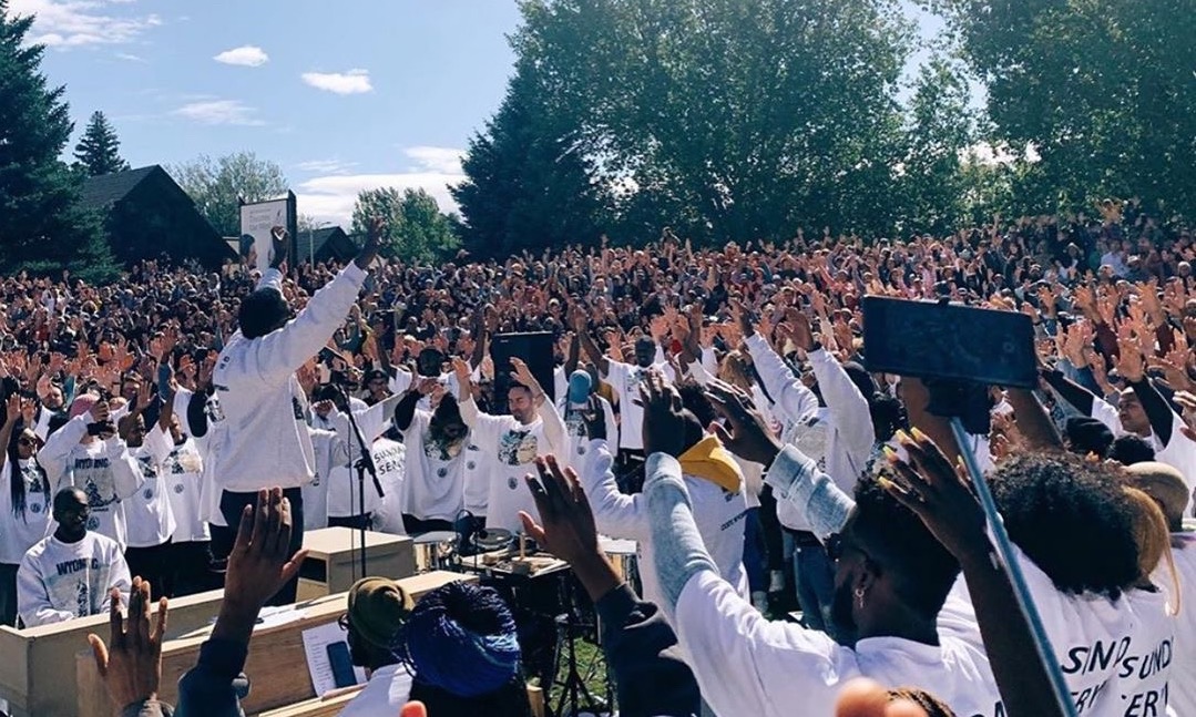 Kanye West 于怀俄明州举办 Sunday Service 公开表演