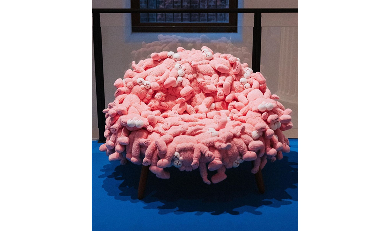 KAWS 将参与 “Chairs Beyond Right & Wrong” 特别展览