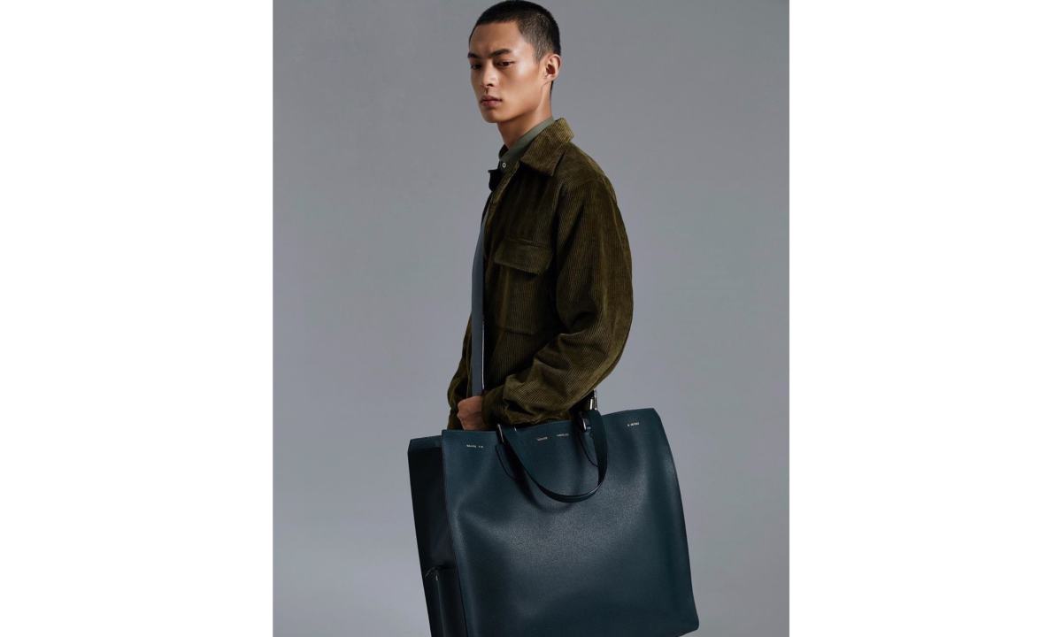 Valextra 与 Moncler 联合开发 “Moncler 1952 + Valextra” 系列包袋
