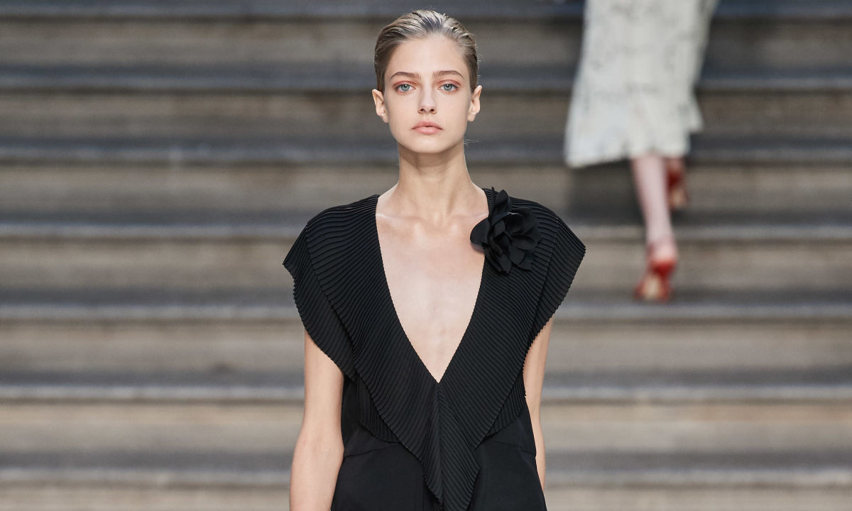 将优雅底蕴注入率性俐落，Victoria Beckham 2020 春夏秀场回顾