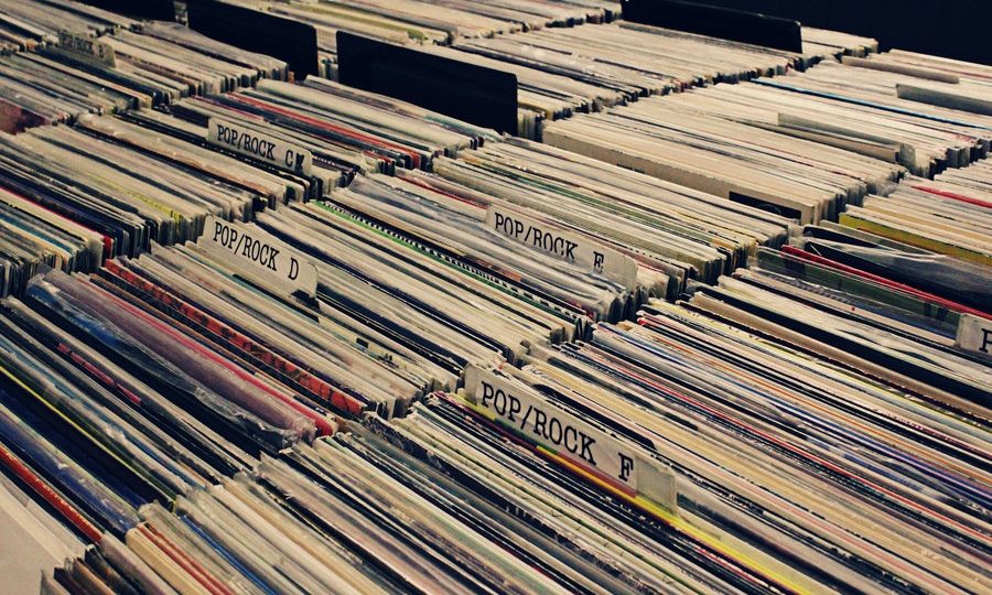RIAA 报道揭示，美国 2019 黑胶唱片销量将超过实体 CD 销量收入